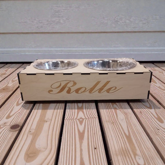 Lemmikin ruoka-astiateline,  nimi kaiverrus